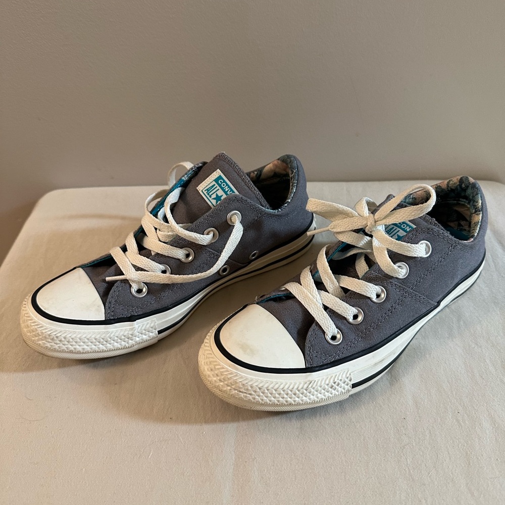 Converse All Star low top shoe, size 6